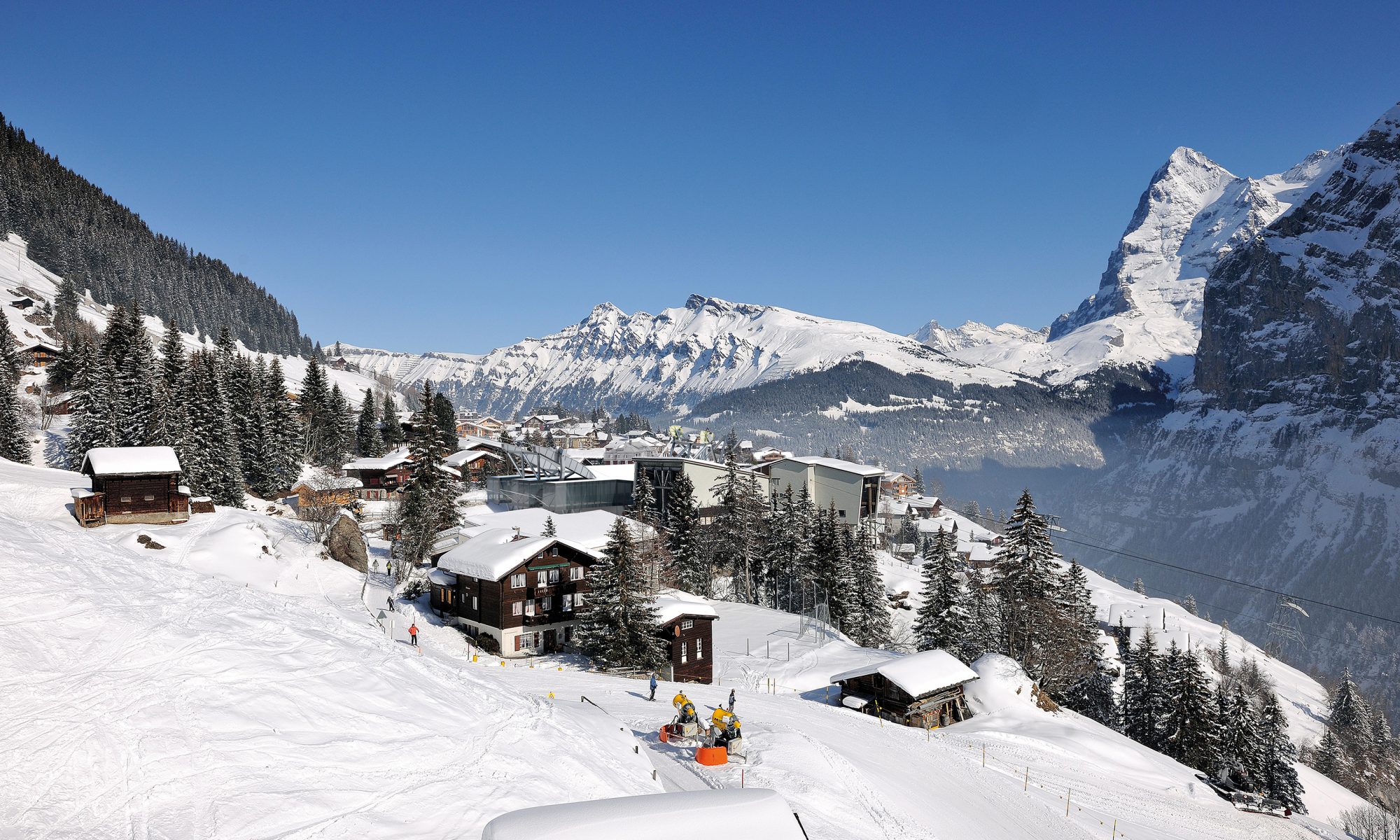 The planned aerial shuttle cableway consists of 3 sections with 2 cabins each (Stechelberg – Mürren – Birg – Schilthorn). Its distinguishing feature is the replacement of the existing transport cableway from Stechelberg to Mürren by a new shuttle cableway as the 1st section, thus eliminating the need for a changeover.