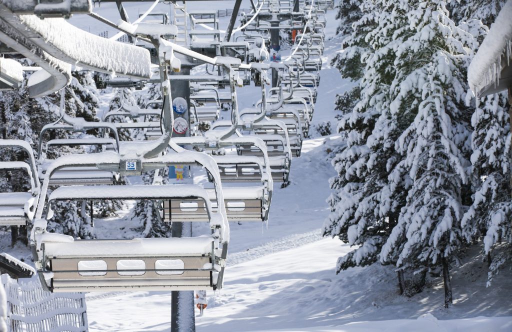 A chairlift in Grandvalira full of snow. Photo Grandvalira. Grandvalira, Pal Arinsal and Ordino Arcalis have opened thanks to the latest snowstorm.