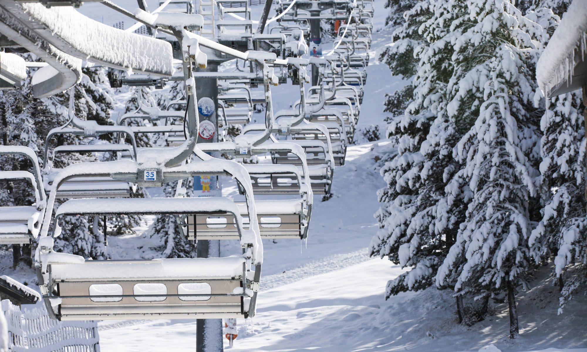 A chairlift in Grandvalira full of snow. Photo Grandvalira. Grandvalira, Pal Arinsal and Ordino Arcalis have opened thanks to the latest snowstorm.