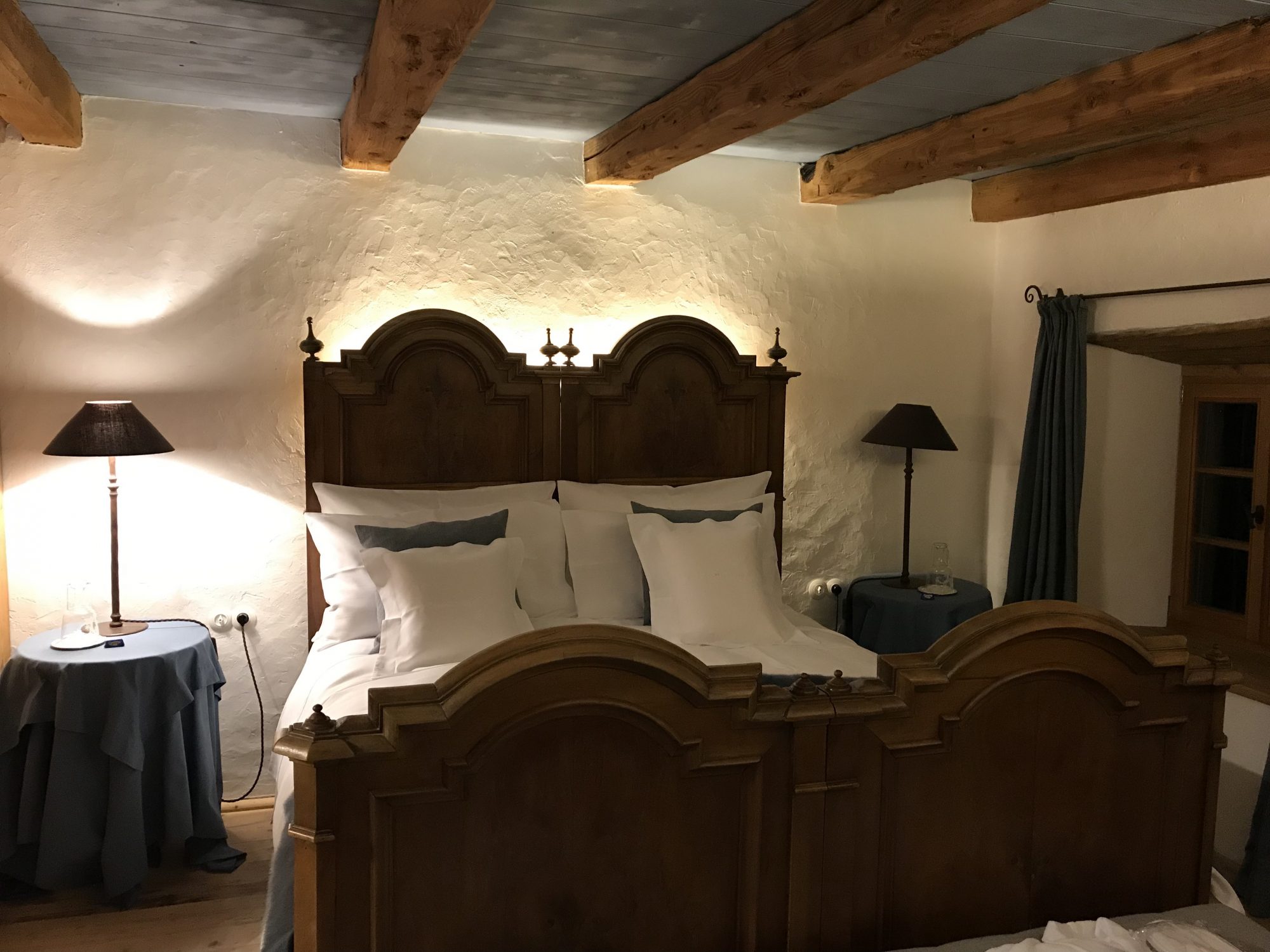 This double room has a bed from the grandmother of Stefano which has a beautiful craftmanship. Photo: The-Ski-Guru. Spot on White Deer – San Lorenzo Mountain Lodge.