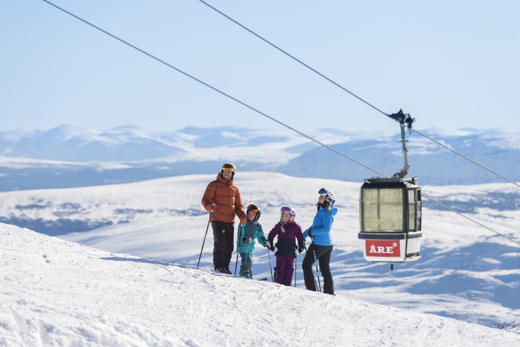 A familie in Åre. Photo courtesy SkiStar. SkiStar showcases record results for the first half of 2018/19.