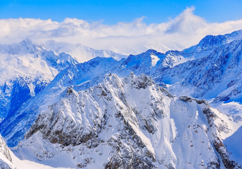 A lift employee has died and six were injured in an accident while maintaining a lift from Titlis Bergbahnen. Titlis Gadmen - Photo: Denis Linine-Unsplash.