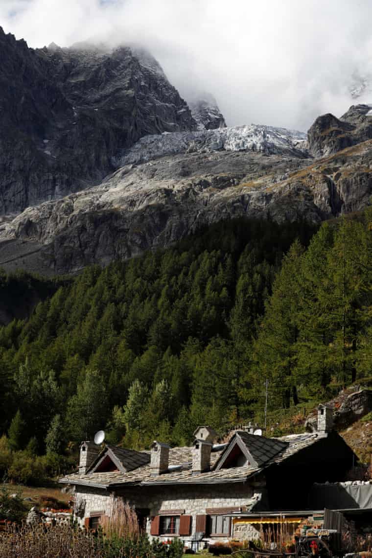 The Plancipieux glacier - photo Yara Nardi- Reuters/The Guardian. A fast-melting glacier in the Mont Blanc raised an alarm in the area of Val Ferret of Courmayeur. 