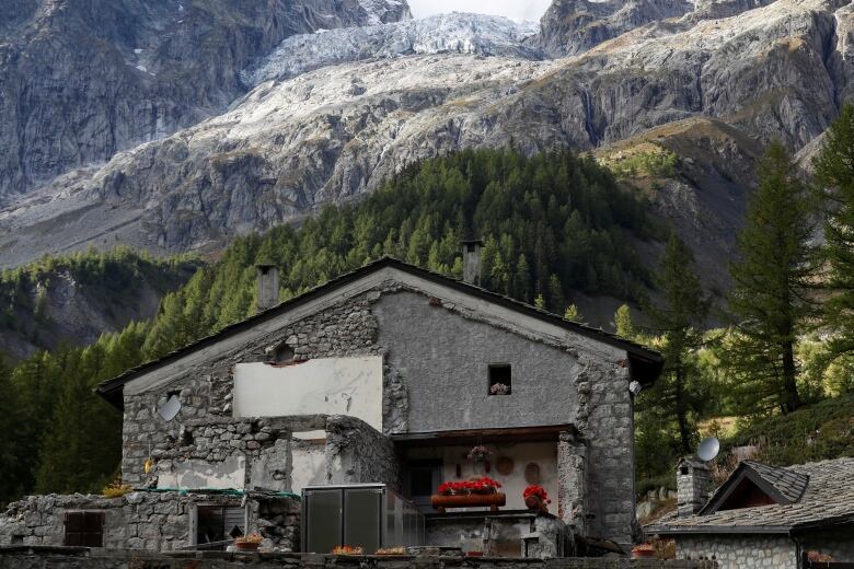 A radar was placed to measure the movement of the Plampincieux glacier. A fast-melting glacier in the Mont Blanc raised an alarm in the area of Val Ferret of Courmayeur. 