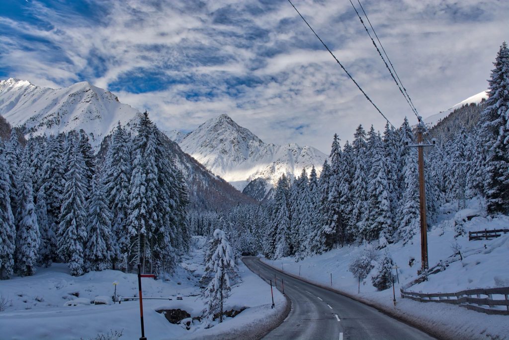 What to buy to the skier or boarder at heart for Christmas. Photo Unsplash.