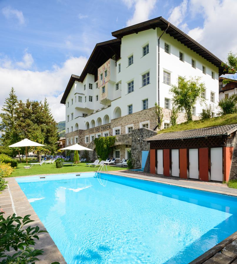 Exterior of the Hotel Tre Cime in Sesto. Book your stay at the Hotel Tre Cime here. Drei Zinnen will continue with its plan to install the Helmjet Sexten 10-seater cable car.