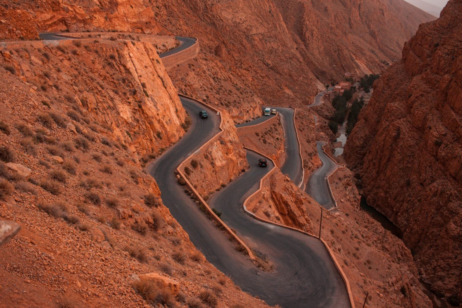 Dades Gorges. Photo: Frida Aguilar. Unsplash. How to have a no-contact drive to your summer holiday.