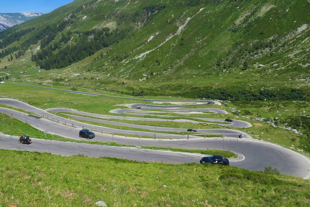 Splugenpass in Switzerland. Photo: Daniele Levis Pelusi. Unsplash.