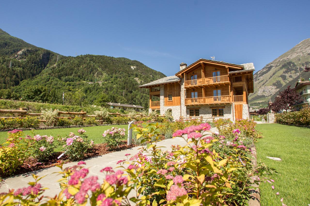 Exterior of Les Montagnards, on the edge of the town of Morgex, AO. It has a beautiful garden and views to the Mont Blanc and Grivola mountains. Book your stay at Les Montagnards here. Family trek to Lago d' Arpy, Morgex, AO.