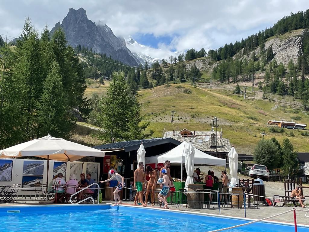 Piscina Alpina de Courmayeur, a sure programme for your kids, just going up on the gondola and enjoying the fresh mountain air with the views, is incredible. Photo: The-Ski-Guru