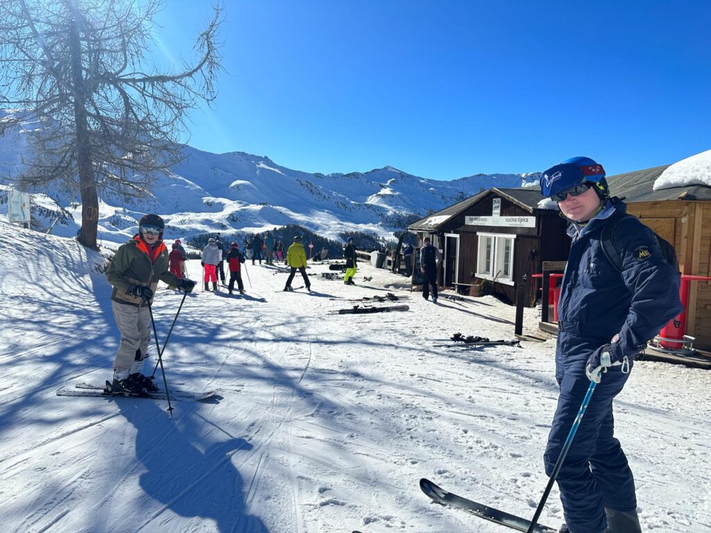 Starting to ski, by La Baraka. This past season (23-24) it was closed. For me it was the best bar, more when Freddy was in charge (a rockabilly kind of guy with great music and hot chocolates!) Food was great too. Lovely terrace. Hopefully this is re-opened by the 24-25 ski season. Just off the top of Chamolé lift (by piste 2).