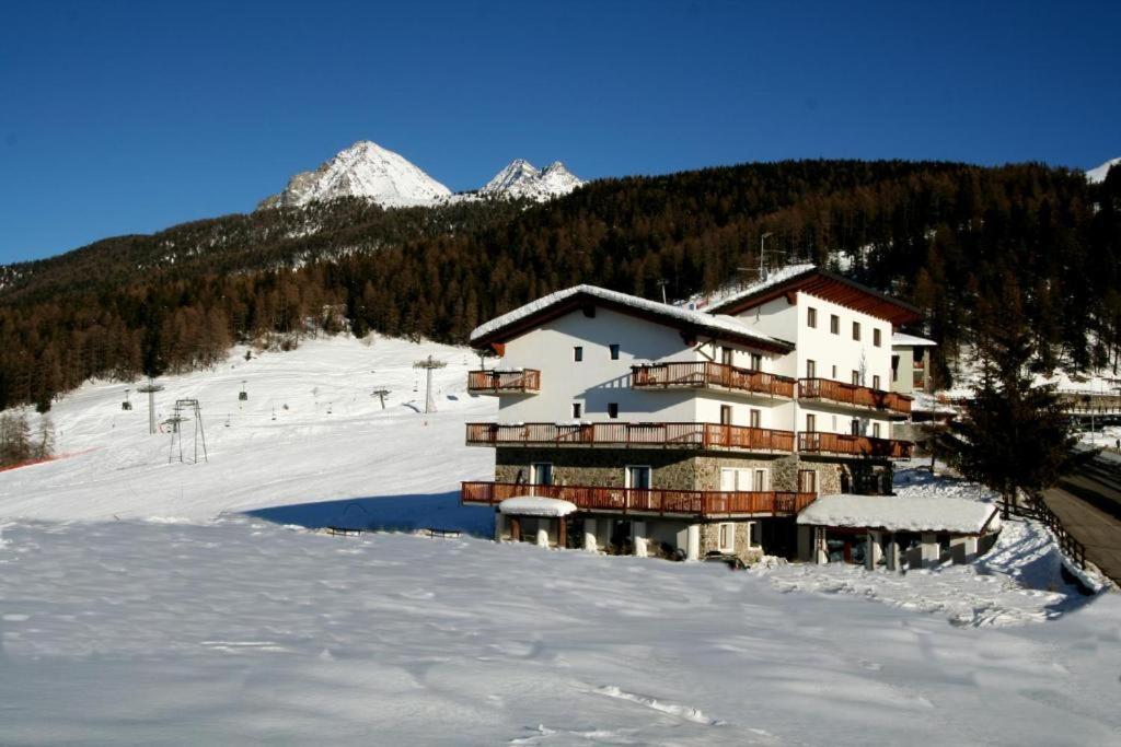 Hotel Chalet des Alpes on the pistes. Book it here. 