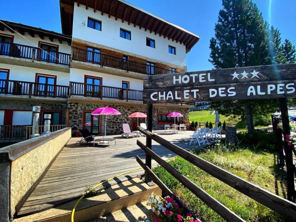 Hotel Chalet des Alpes on the pistes. Book it here. 