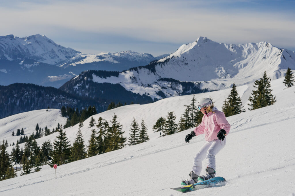 Snowboarding in the expanse area of Les Gets. Photo: Keno. Les Gets Tourisme. Plan your ski holiday to Les Gets this winter. 