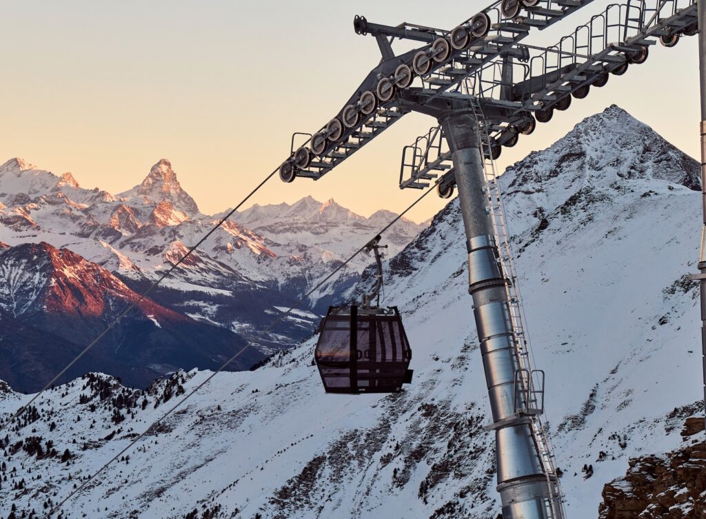 Going up the new lift from Couis 1 to Platta de Grevon allows you to have magnificent views of the 4000s m peaks... as the Cervino or Matterhorn. Photo: Pila sPa.Pila has opened its new cablecar Couis 1- Platta de Grevon